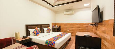 Egyptian cotton sheets, premium bedding, in-room safe, free WiFi