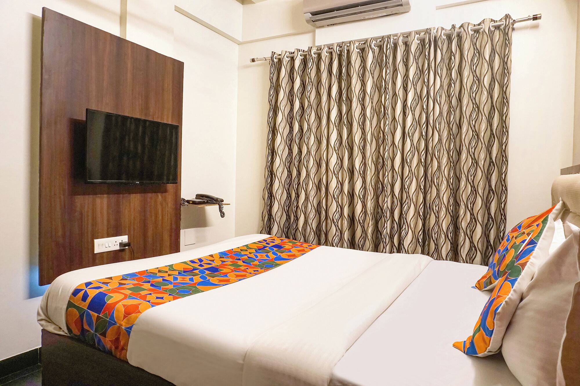 Egyptian cotton sheets, premium bedding, in-room safe