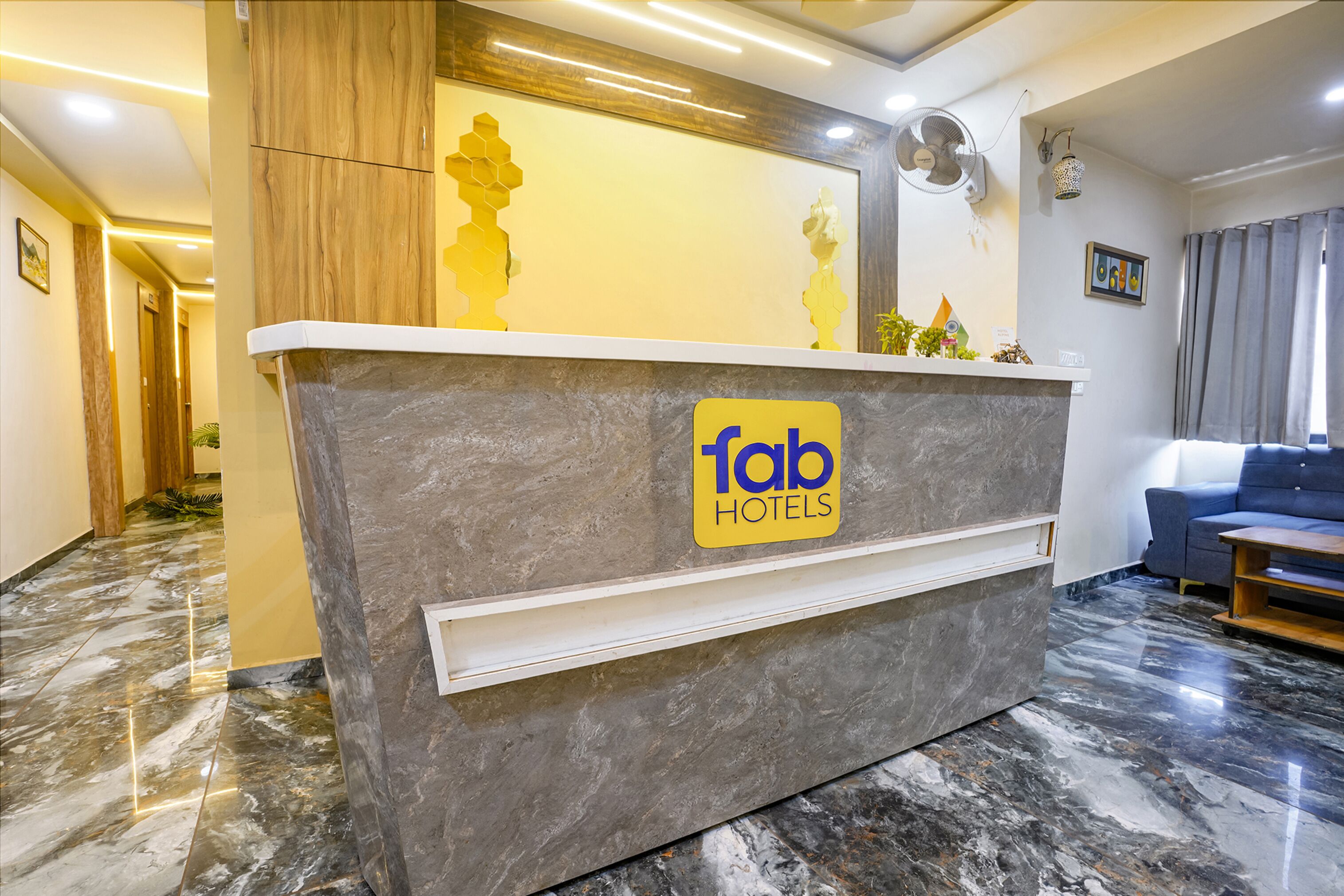 Un mostrador de recepción de hotel con encimera de mármol y un letrero que dice "Tab Hotels".