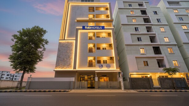 Moderni hotellirakennus, jossa on suuri, huomiota herättävä »fabHOTELS»-kyltti, useita parvekkeita ja portilla varustettu sisäänkäynti.