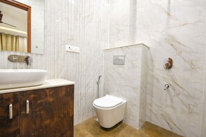 Shower, rainfall showerhead, free toiletries, towels - Fabhotel Race Course 57 (Gurugram)