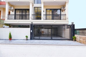 Property entrance - Fabhotel Race Course 57 (Gurugram)