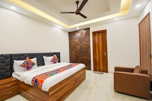 Egyptian cotton sheets, premium bedding, in-room safe, free WiFi - Fabhotel Race Course 57 (Gurugram)