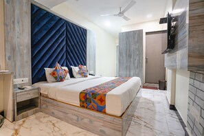 Egyptian cotton sheets, premium bedding, in-room safe, free WiFi - FabExpress Occazia Paradise (Mumbai)