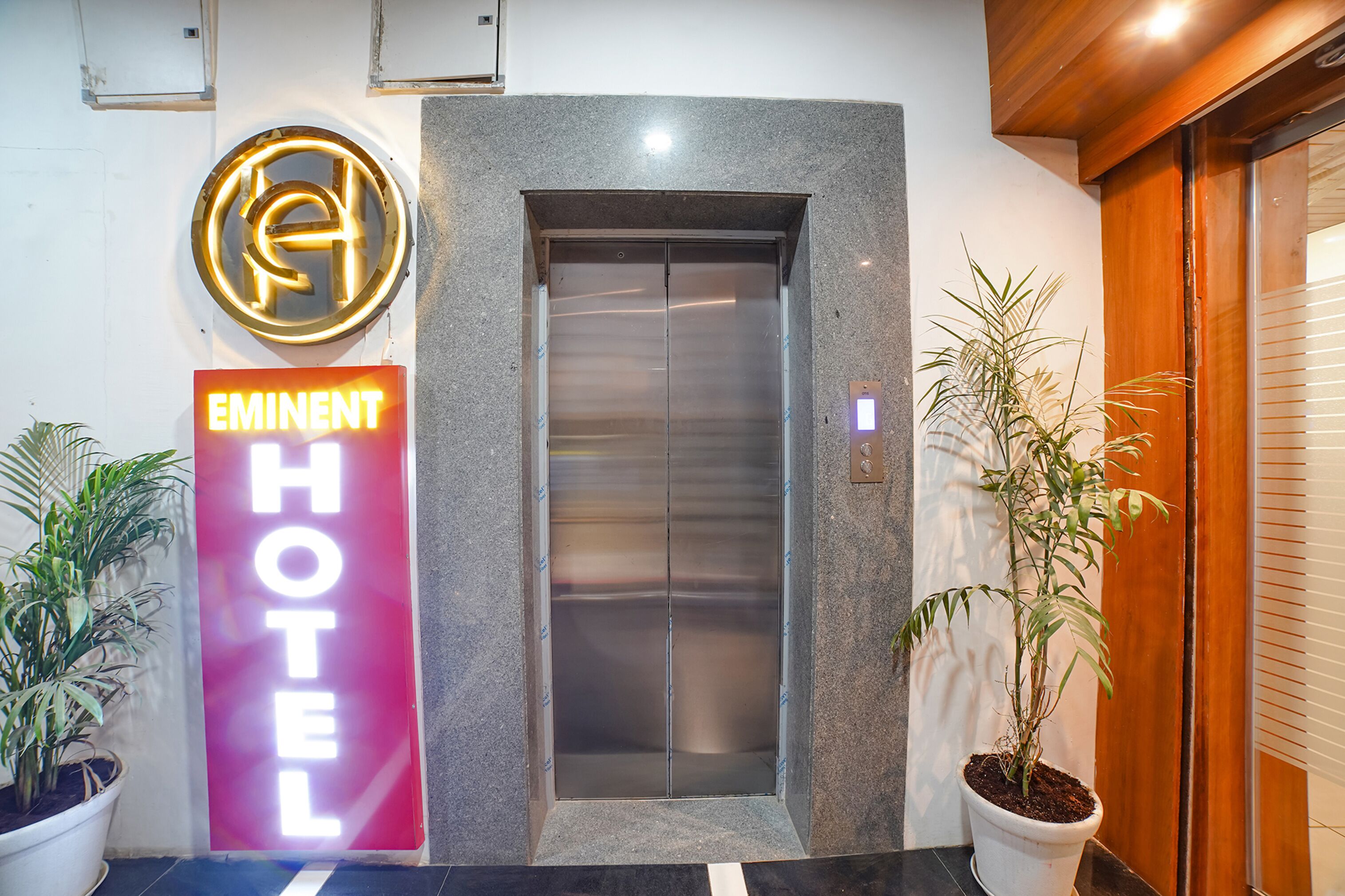 Ein Aufzug mit einem Schild für das EMINENT HOTEL darüber.