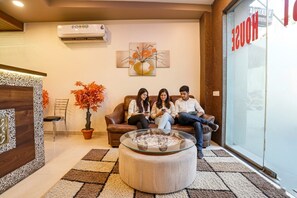 Lobby sitting area - Fabhotel Tawakkal (Mumbai)