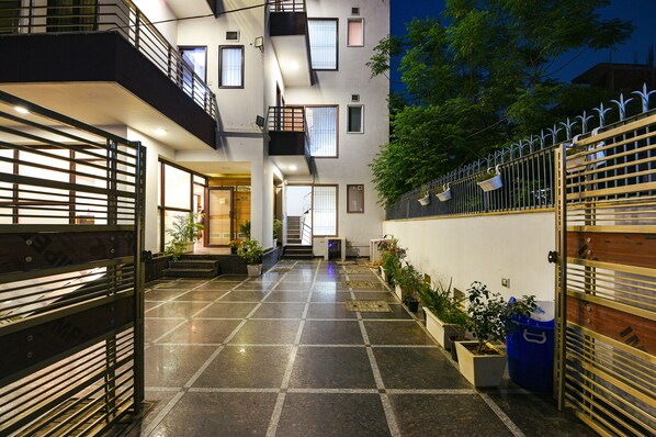Property entrance - Fabhotel Log Inn Stay (Gurugram)