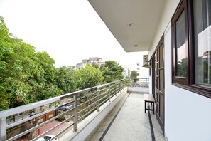 Balcony - Fabhotel Log Inn Stay (Gurugram)