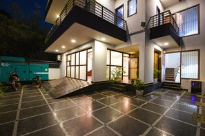 Parking - Fabhotel Log Inn Stay (Gurugram)