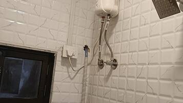 Shower, rainfall showerhead, free toiletries, toilet paper