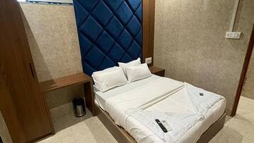 Deluxe Room | Egyptian cotton sheets, premium bedding, in-room safe, free WiFi