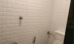 Douche, douche à « effet pluie », articles de toilette gratuits