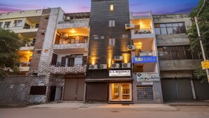 Un edificio de varios pisos con un letrero que indica 'N.K. Residency' y 'fabHOTELS'.