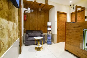 Lobby sitting area - Fabhotel Regal Inn (Mumbai)