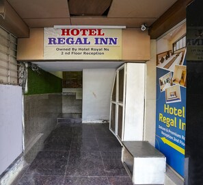 Property entrance - Fabhotel Regal Inn (Mumbai)