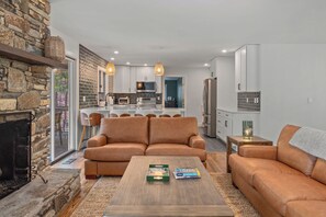 TV connectée, cheminée, table de tennis de table