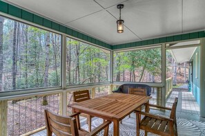 Outdoor dining - Pisgah Cottage in Pisgah Forest (Brevard)