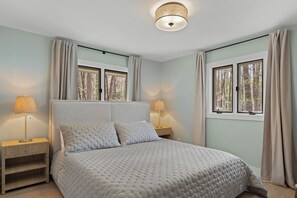 4 bedrooms, desk, iron/ironing board, travel crib - Peaceful Dog-Friendly Cottage in Pisgah Forest with 1+ Acre of Green Space (Brevard)