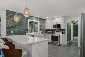 Fridge, microwave, oven, stovetop - Pisgah Cottage in Pisgah Forest (Brevard)