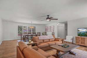 Smart TV, fireplace, table tennis - Peaceful Dog-Friendly Cottage in Pisgah Forest with 1+ Acre of Green Space (Brevard)