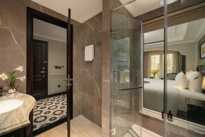 Doppia Deluxe, balcone, vista città | Bagno | Set di cortesia gratuito, asciugacapelli, pantofole, asciugamani