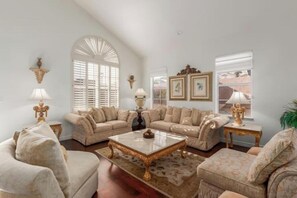 Smart TV, computer monitors - Charming house with Amazing pool and Lakefront in delightful Phoenix (Phoenix)