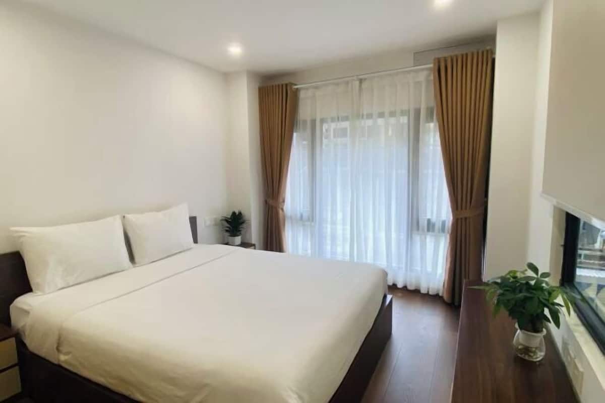 Desk, laptop workspace, soundproofing, free WiFi