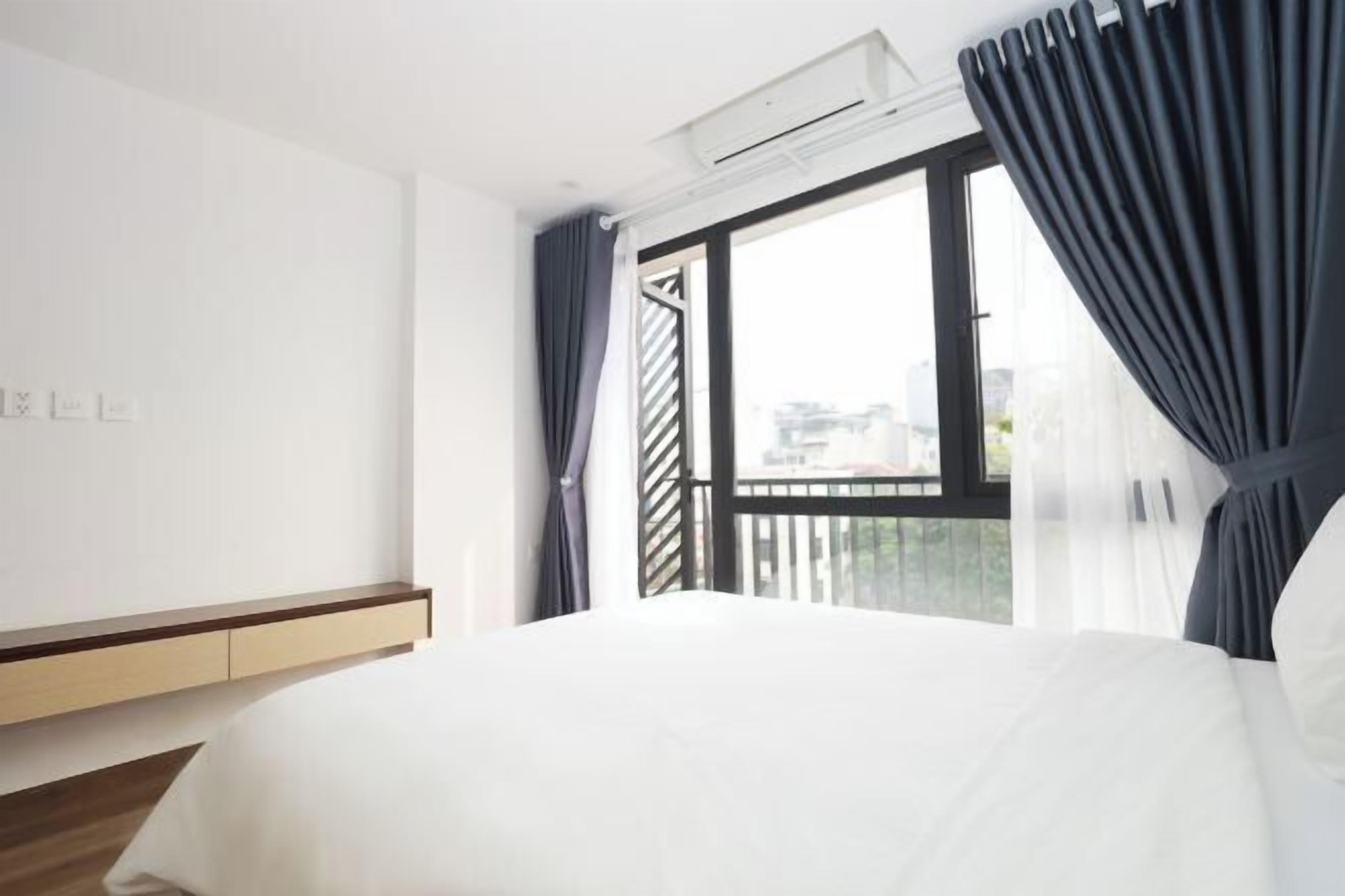 Desk, laptop workspace, soundproofing, free WiFi