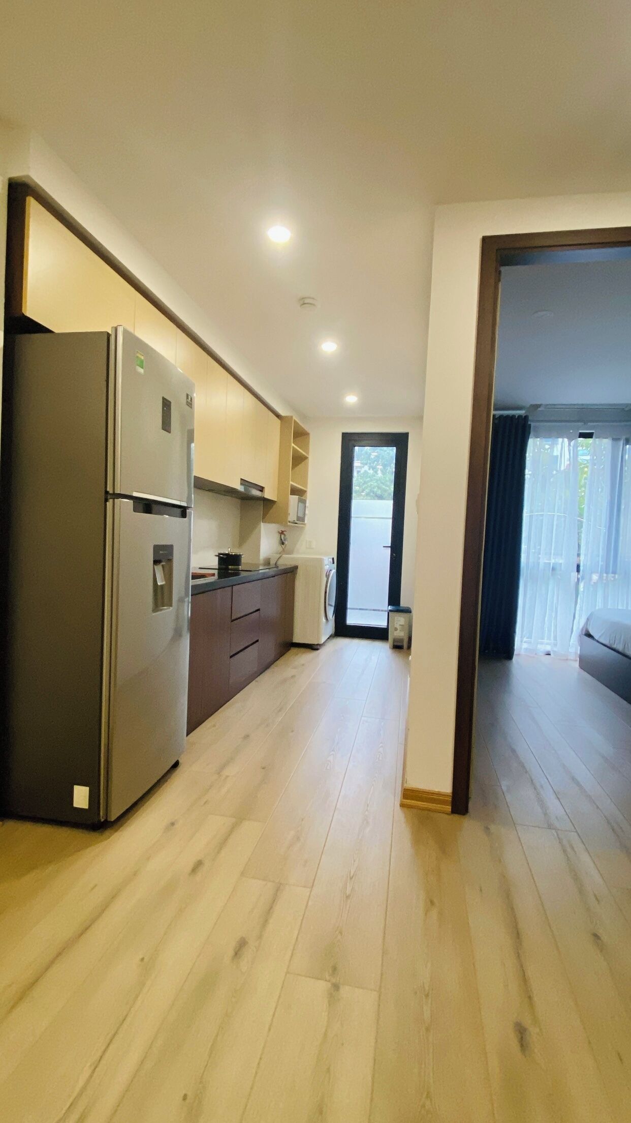 Apartamento superior, vistas a la ciudad | Cocina privada | Frigorífico, microondas, placa de cocina y utensilios de cocina