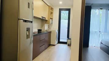 Apartamento superior, vistas a la ciudad | Cocina privada | Frigorífico, microondas, placa de cocina y utensilios de cocina