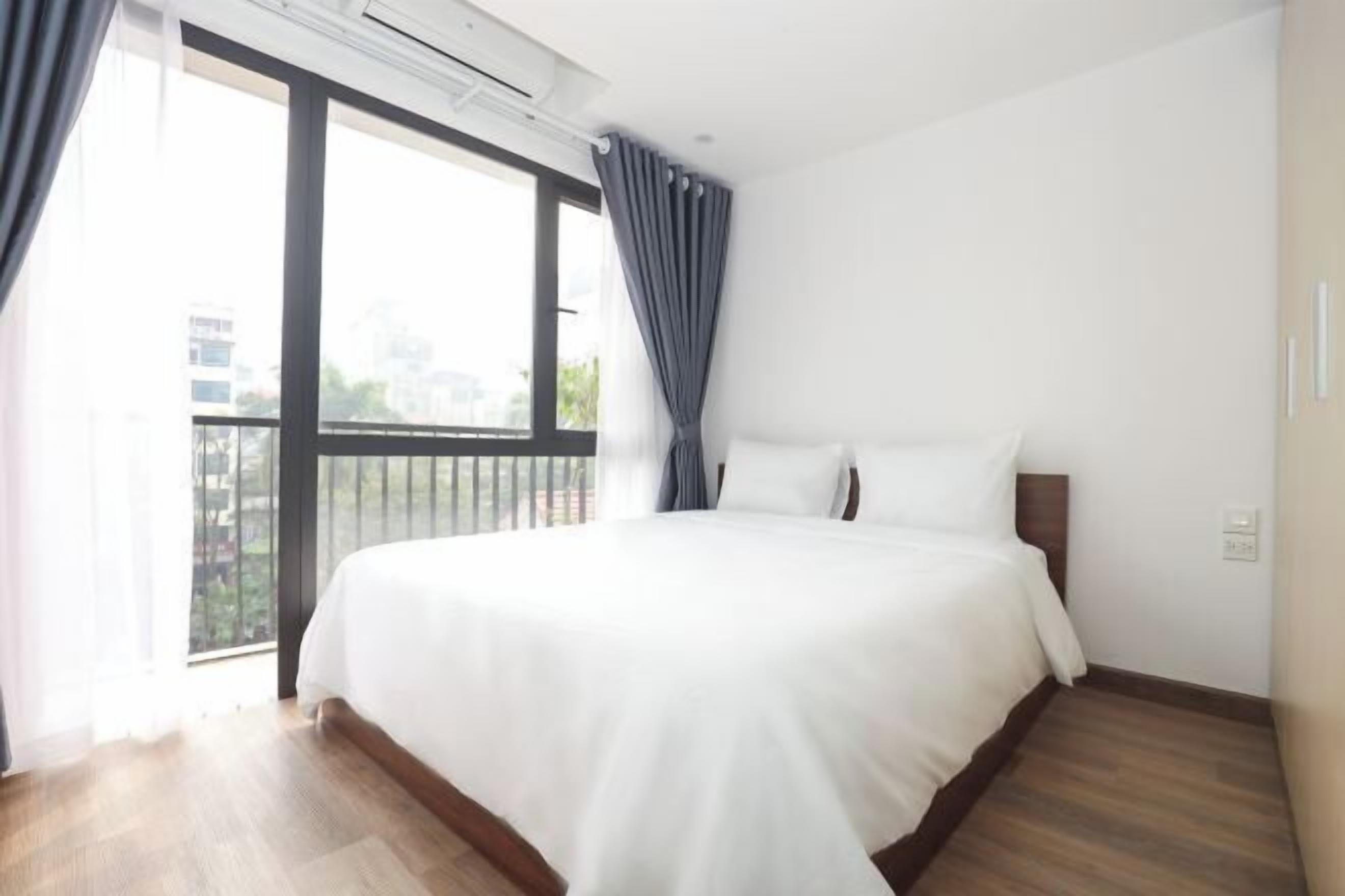 Desk, laptop workspace, soundproofing, free WiFi