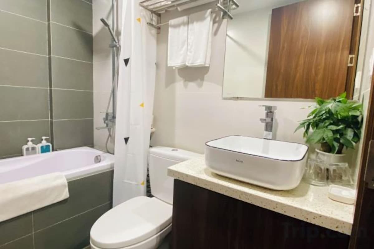 Kostenlose Toilettenartikel, Haartrockner, Bidet, Handtücher