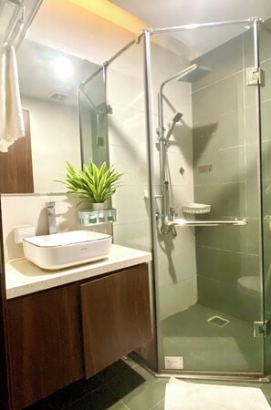 Classic Apartment, Kitchen, City View | Bathroom | Free toiletries, hair dryer, towels, soap