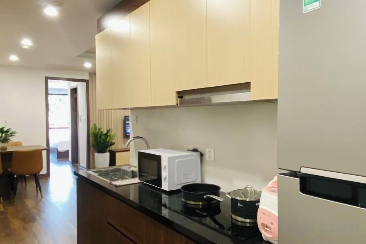 Private kitchen | Fridge, microwave, stovetop, cookware/dishes/utensils