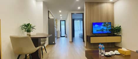 高级公寓, 城市景观 | 起居区 | 45-英寸液晶电视(配备有线频道)