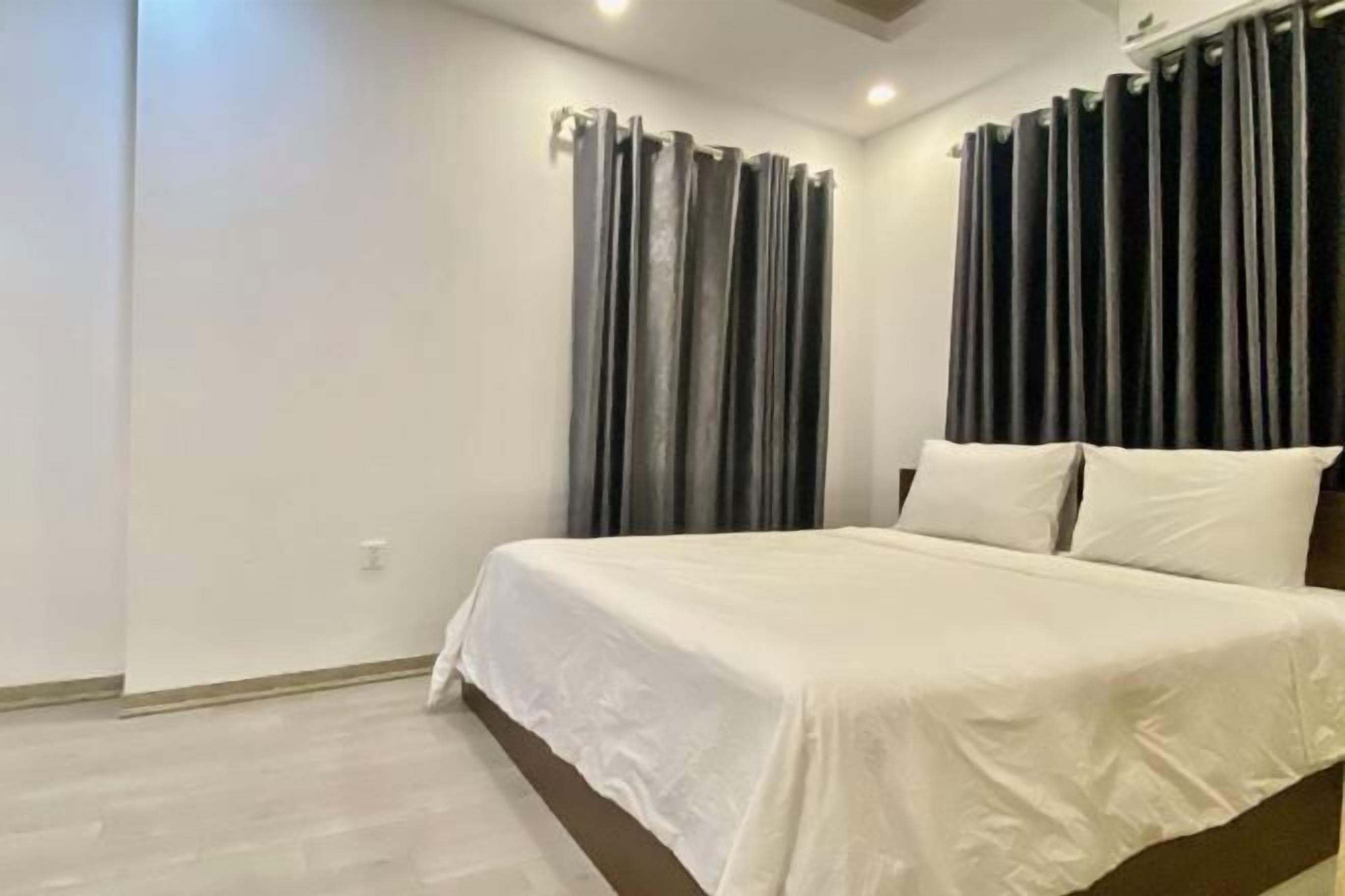 Desk, laptop workspace, soundproofing, free WiFi