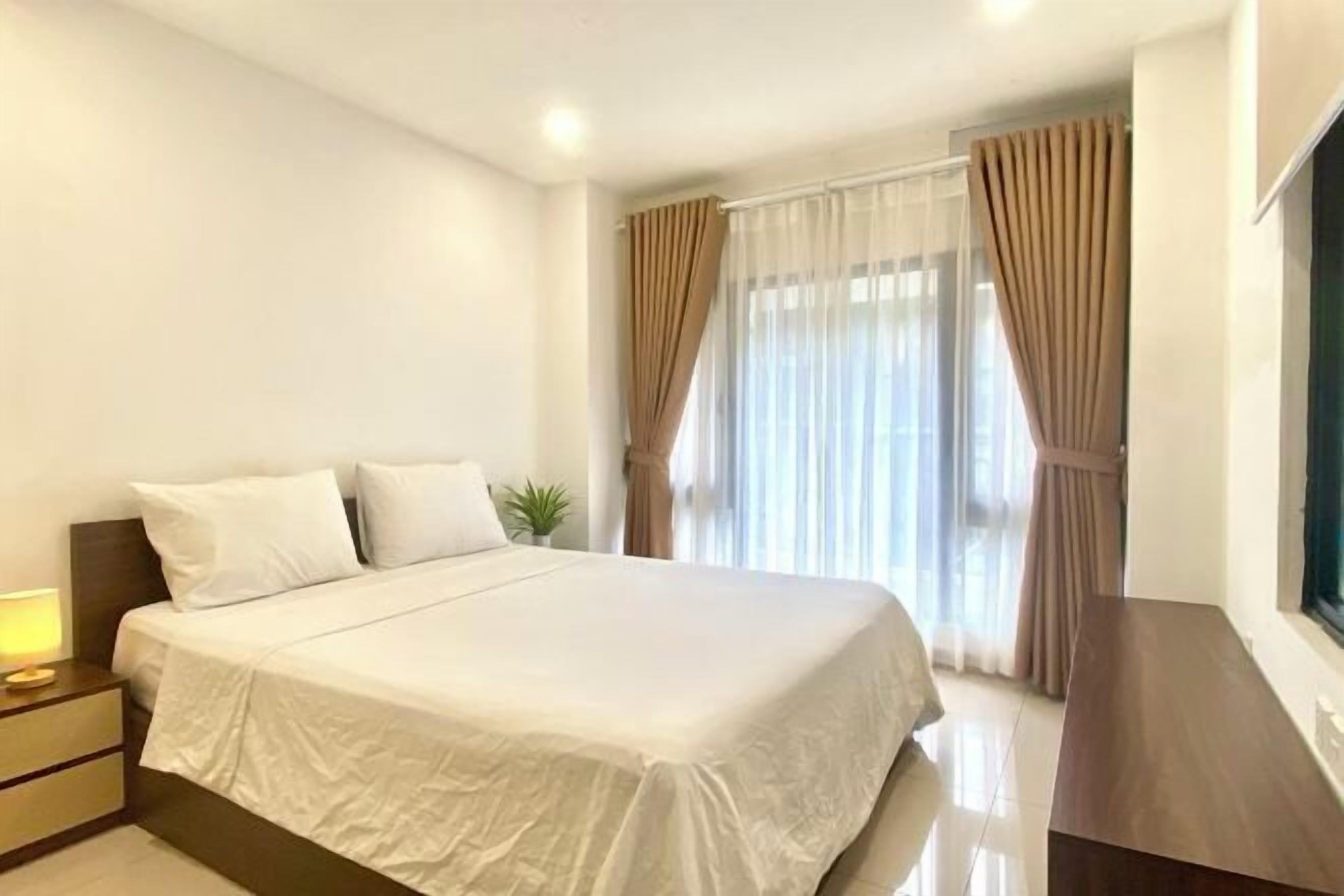 Desk, laptop workspace, soundproofing, free WiFi