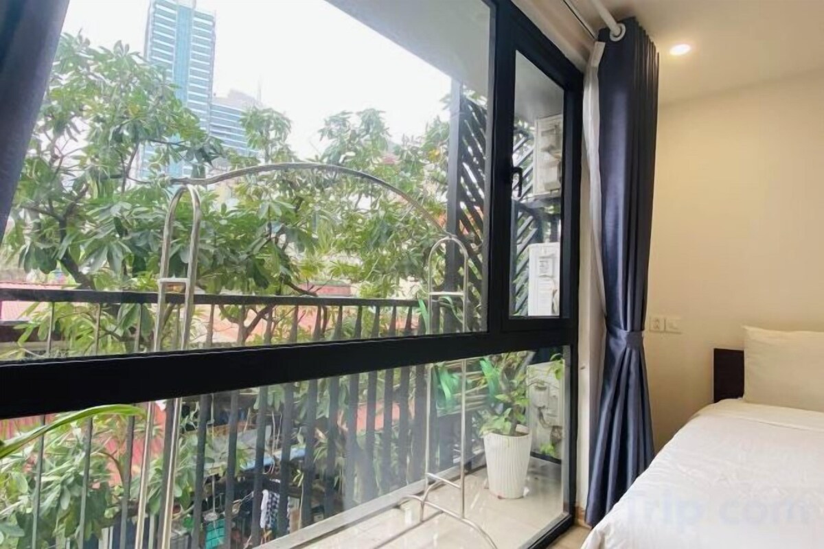 Desk, laptop workspace, soundproofing, free WiFi