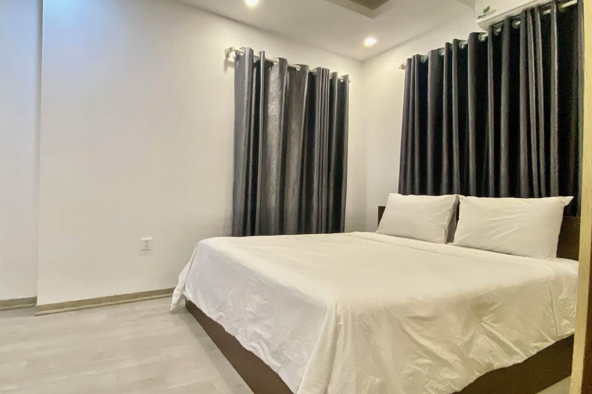 1 habitación, escritorio y espacio para trabajar con laptop