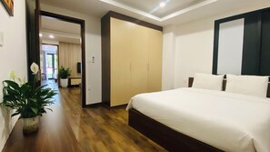 Deluxe-lejlighed - byudsigt | Skrivebord, arbejdsområde til bærbare computere, lydisolering