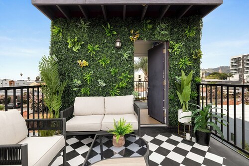 Hollywood Glam Mini Hideaway & Steps to Walk of Fame