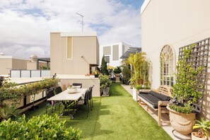 Outdoor dining - Harbourside Penthouse Luxury In The Exclusive 'Marina One' with Private Rooftop (Rushcutters Bay)