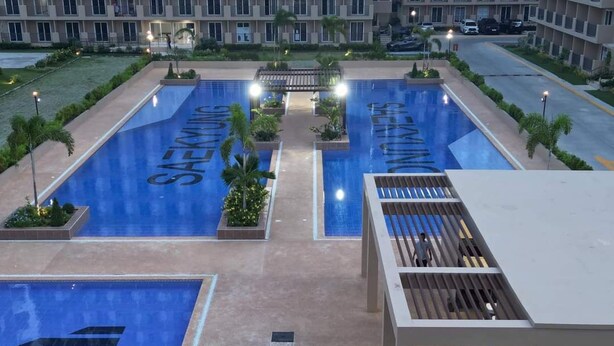 Un área de piscina con dos piscinas identificadas como "SAEKYUNG" y "SAEKYUNG".