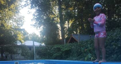 Cabaña en el bosque con animalitos, hot tub y piscina