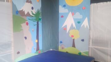 2 bedrooms, travel crib, bed sheets