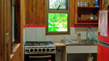 Coffee/tea maker, fridge, oven, stovetop