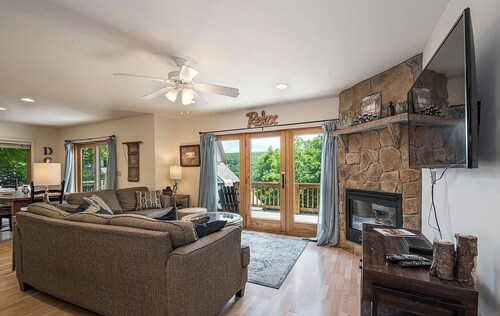 Lake Views! HOT TUB! 8 min to WISP ski. Central Location. Walk to Coffee & Eats.