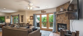 Lake Views! HOT TUB! 8 min to WISP ski. Central Location. Walk to Coffee & Eats.