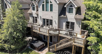 Lake Views! HOT TUB! 8 min to WISP ski. Central Location. Walk to Coffee & Eats.