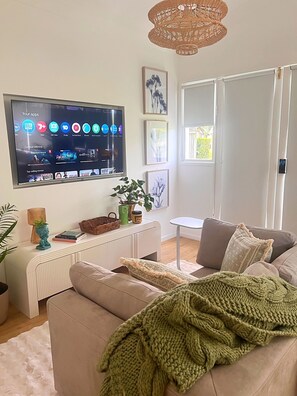 Smart TV, books - Frankie's on Frank - Cottage in Scarborough 800m from beach (Scarborough)